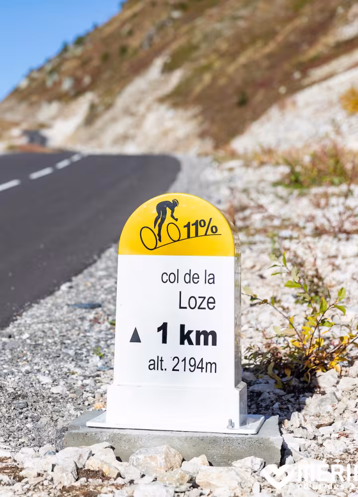 Pietra miliare del Col de la Loze 1 km