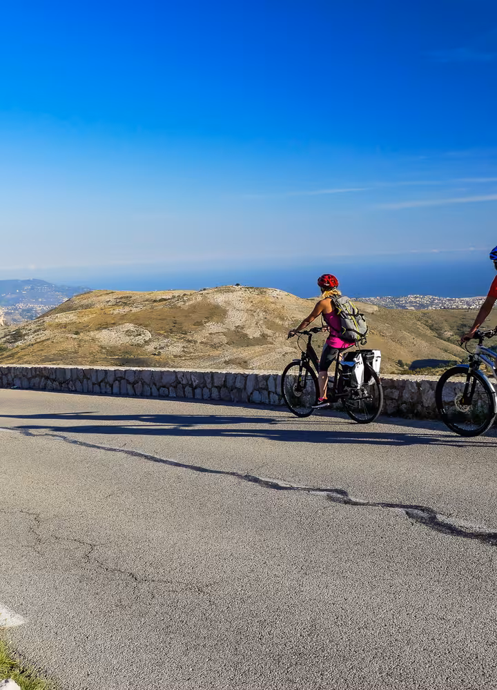 cyclistes sur la routre des grandes alpes 