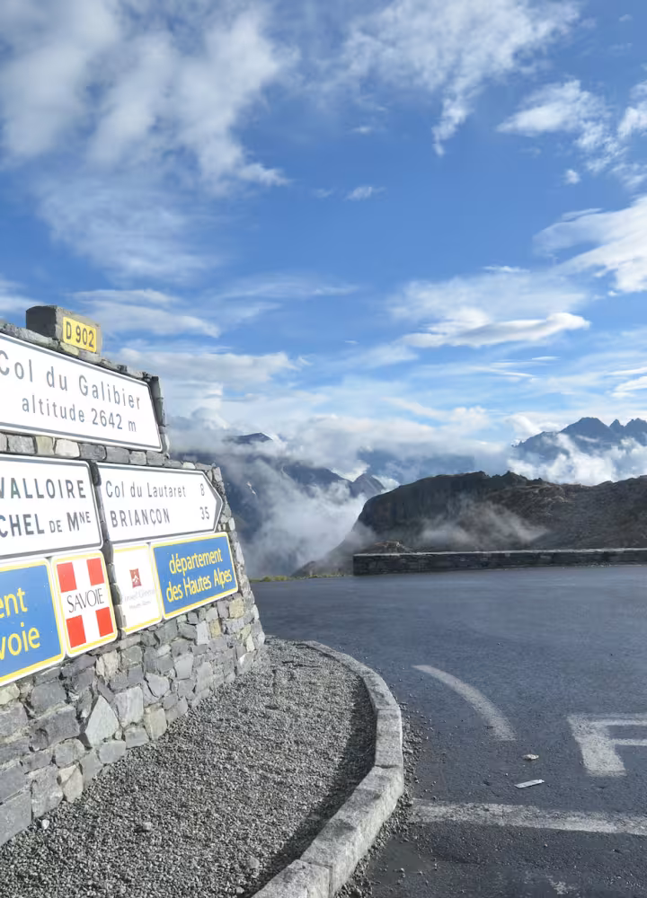 In cima al Col du Galibier sulla Route des Grandes Alpes