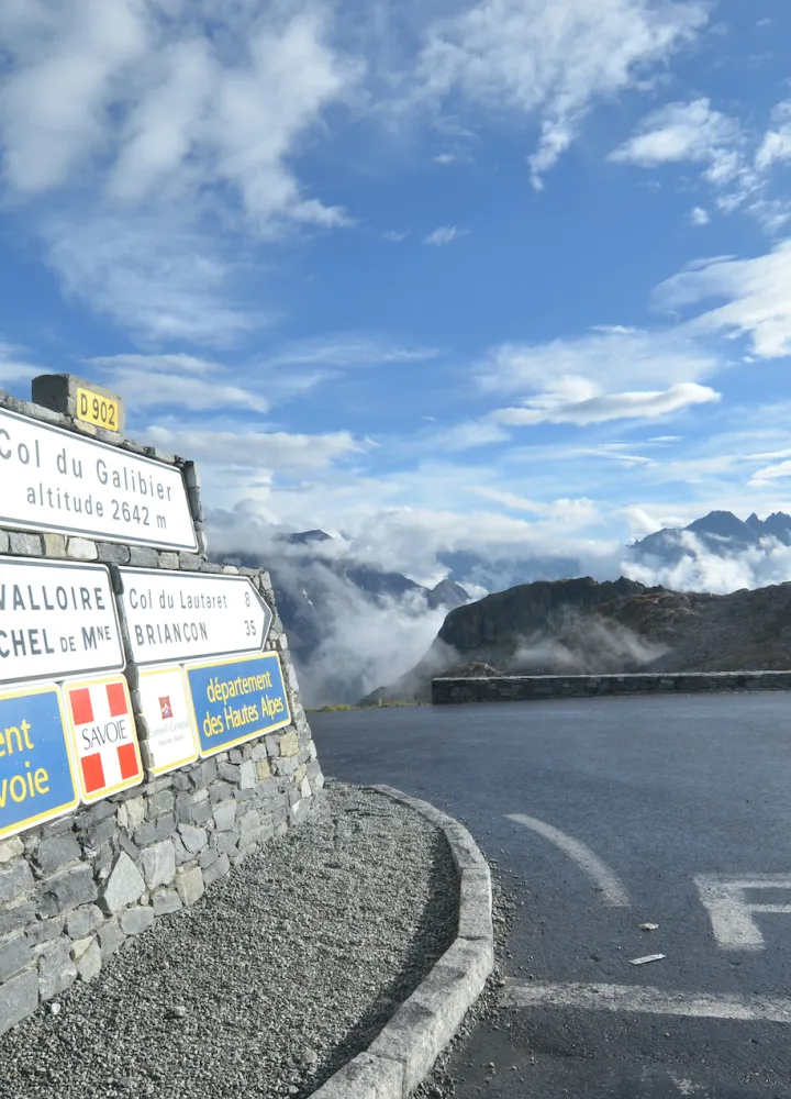 In cima al Col du Galibier sulla Route des Grandes Alpes