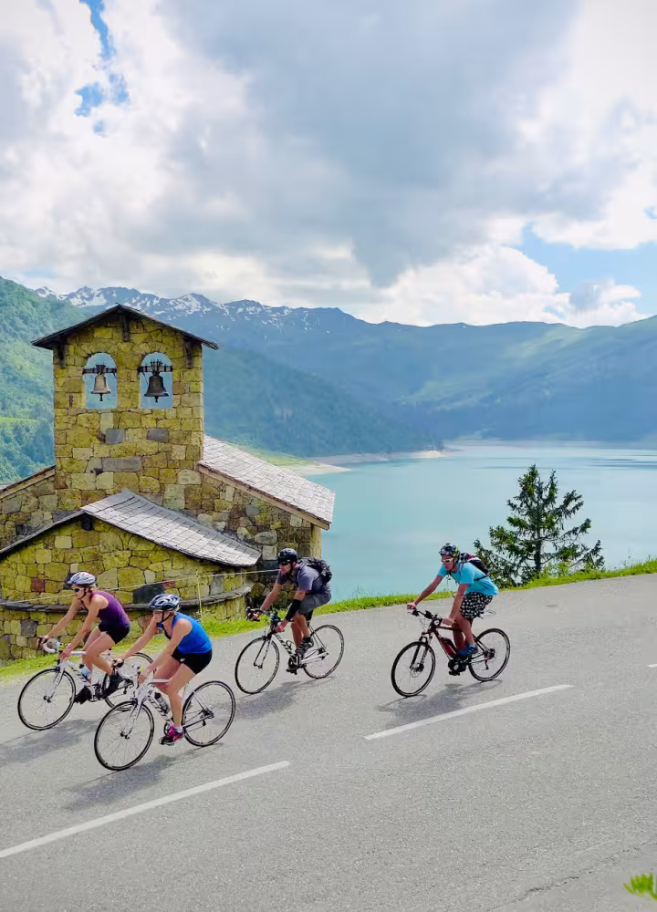 Cappella e lago Roselend