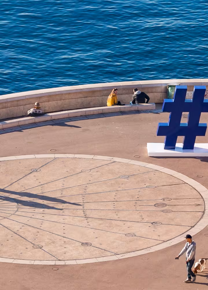 Esplanade de Nice di fronte al mare