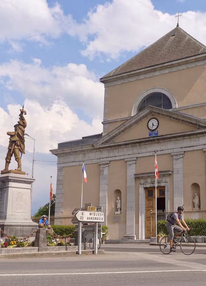 Ciclisti davanti alla chiesa di Saint-Jean-Baptiste a Taninges