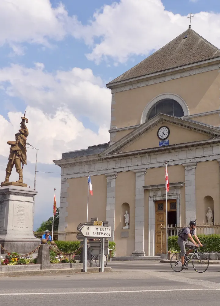Ciclisti davanti alla chiesa di Saint-Jean-Baptiste a Taninges