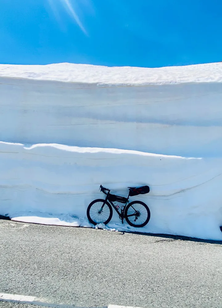 Pedalare tra i cumuli di neve sul Col du Galibier