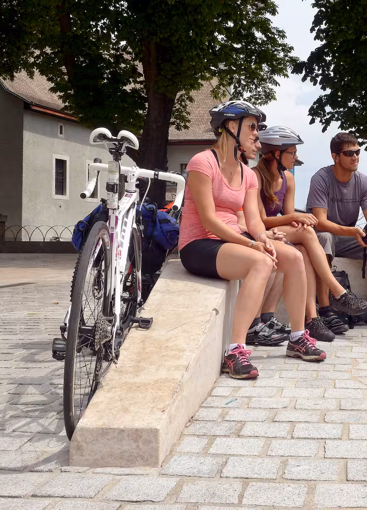 Gruppo in partenza dalla Route des Grandes Alpes in bicicletta