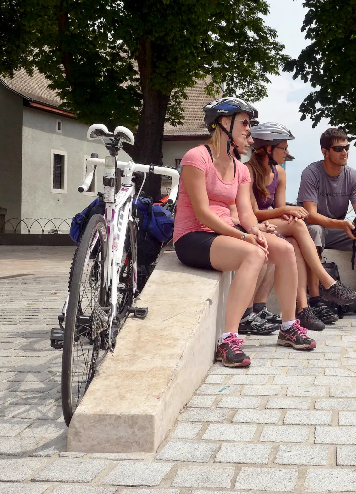 Gruppo in partenza dalla Route des Grandes Alpes in bicicletta