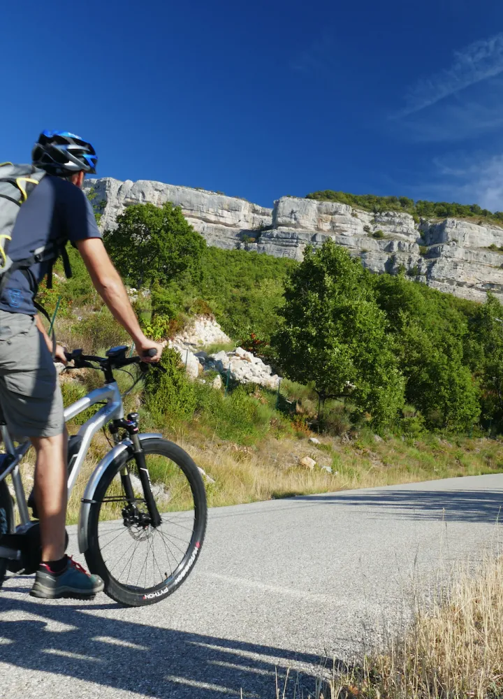 In bicicletta sulla Route des Pierres écrites
