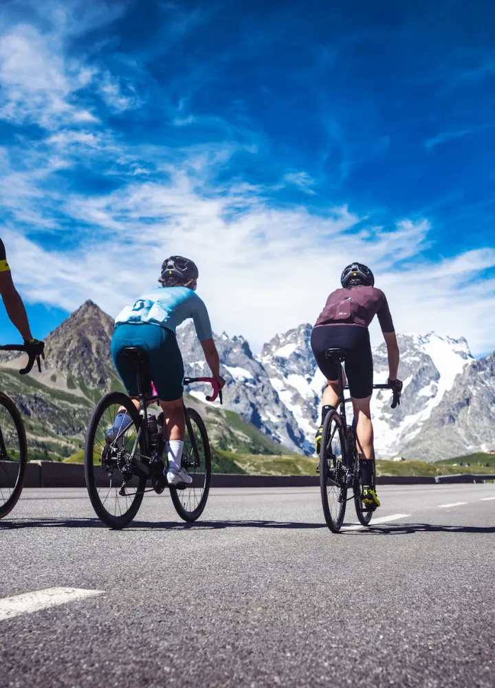 tre ciclisti sulla Route des Grandes Alpes