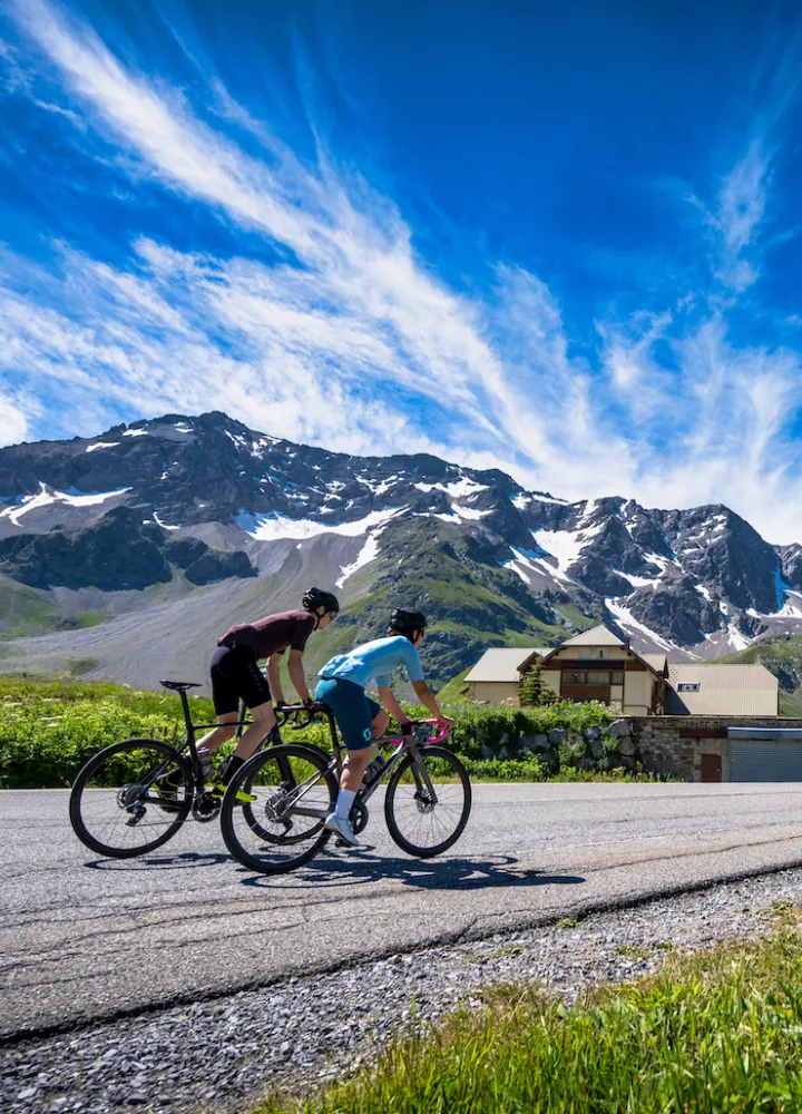 Ciclisti sul Col du Lautaret lungo il percorso delle Grandes Alpes®.