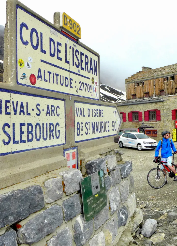 Arrivare in cima al Col de l'Iseran in bicicletta, il passo più alto d'Europa e il Santo Graal dei ciclisti