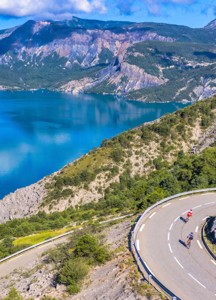 Lago di Serre-Ponçon a Sauze-du-Lac