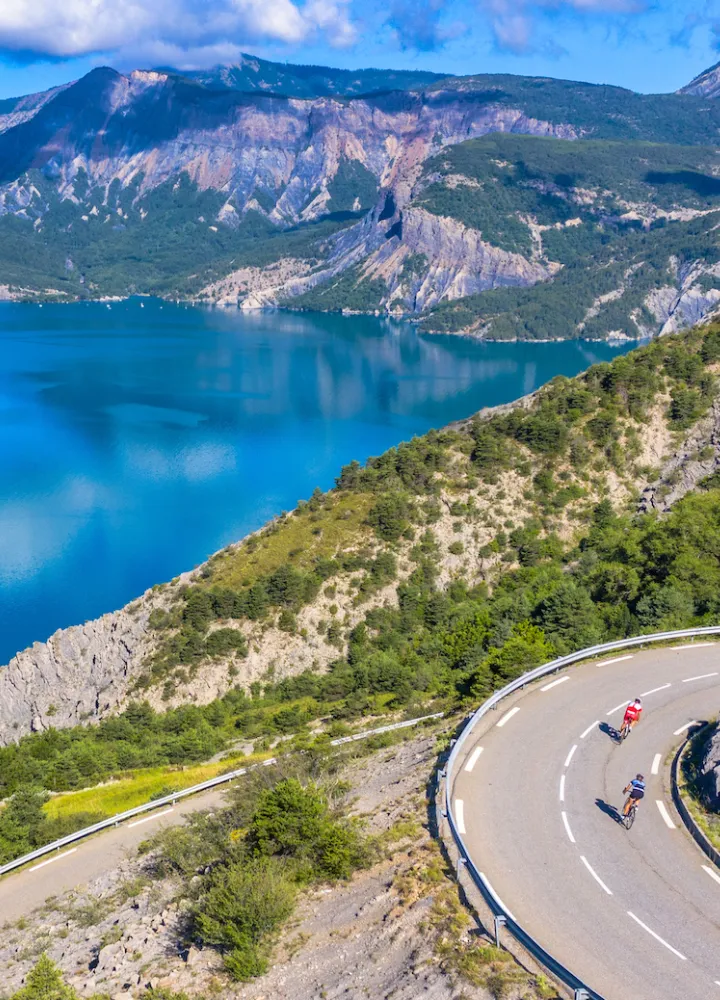 Lago di Serre-Ponçon a Sauze-du-Lac