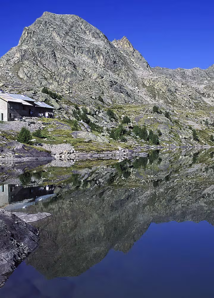 Il rifugio delle Merveilles davanti al Lac Long Supérieur des Merveilles