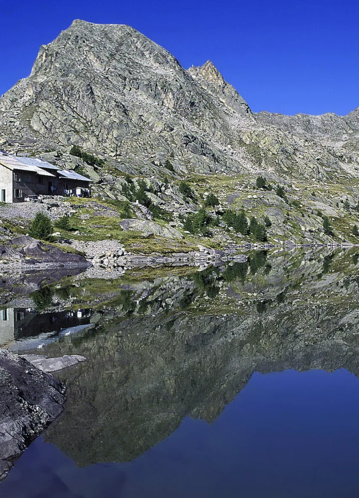 Il rifugio delle Merveilles davanti al Lac Long Supérieur des Merveilles