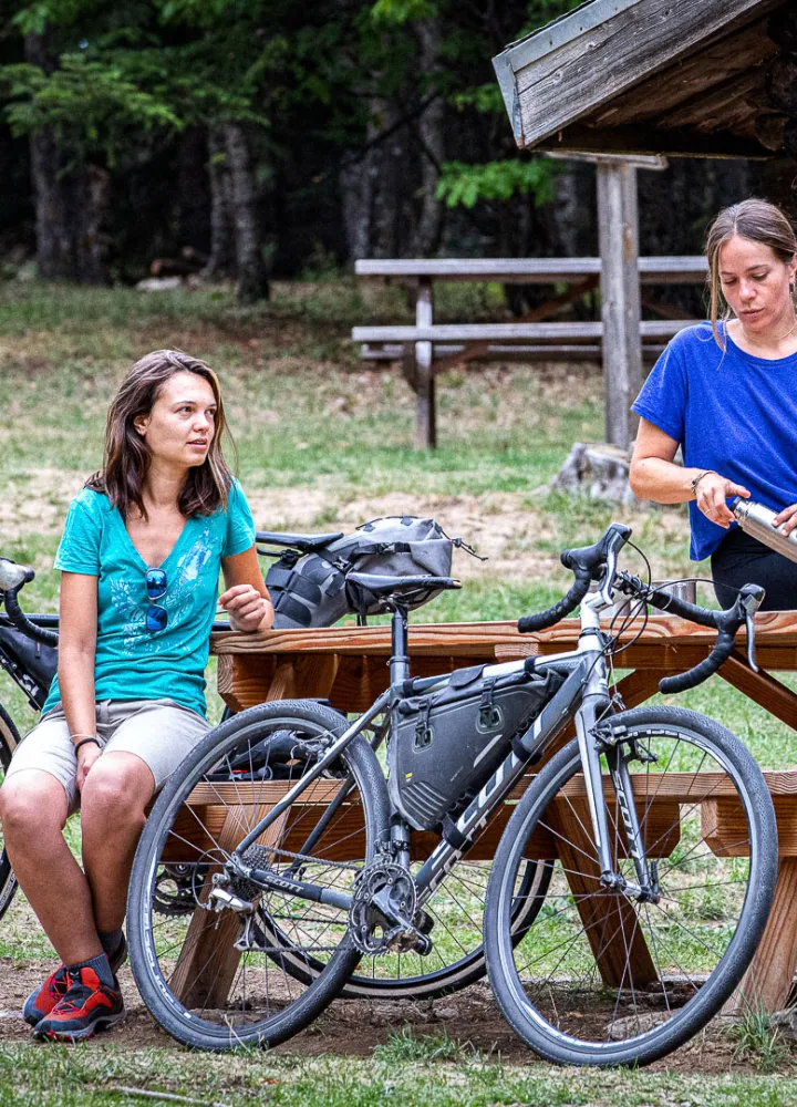 notte in una casa di accoglienza per ciclisti Route des Grandes Alpes