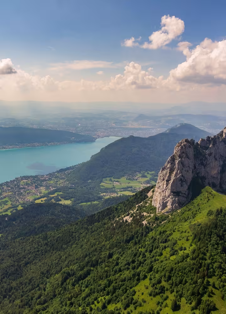 Vista aerea_del_lago_e_parapendio_sui_Dents de Lanfon