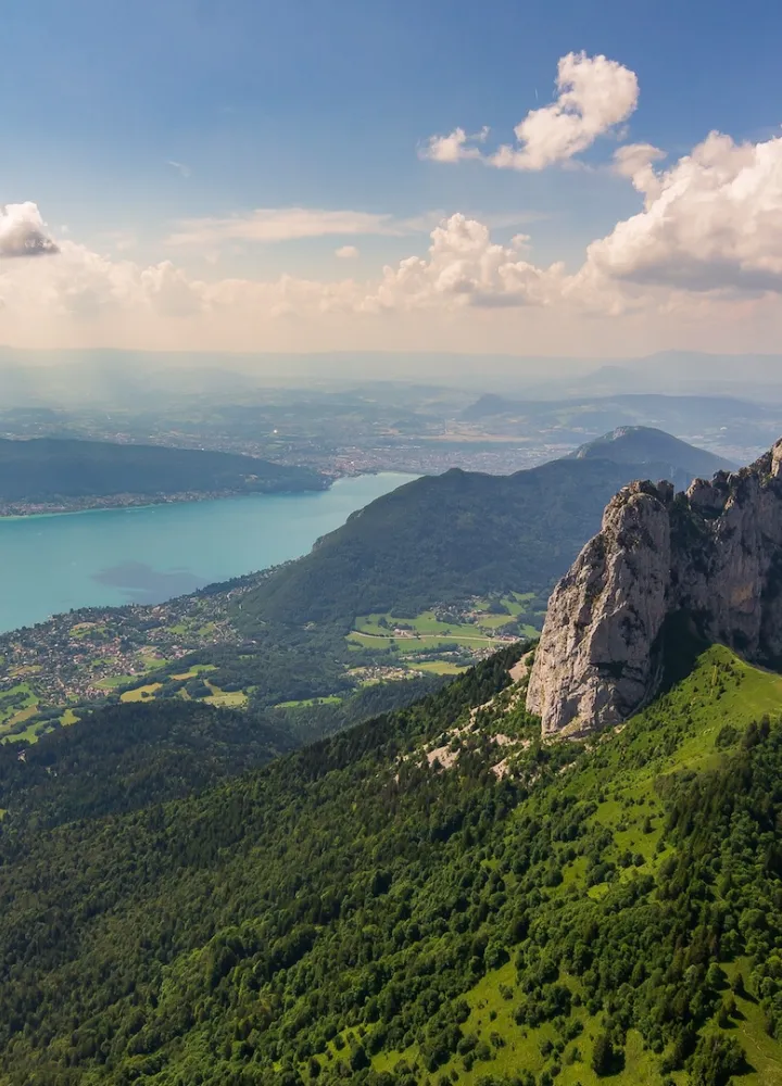 Vista aerea_del_lago_e_parapendio_sui_Dents de Lanfon