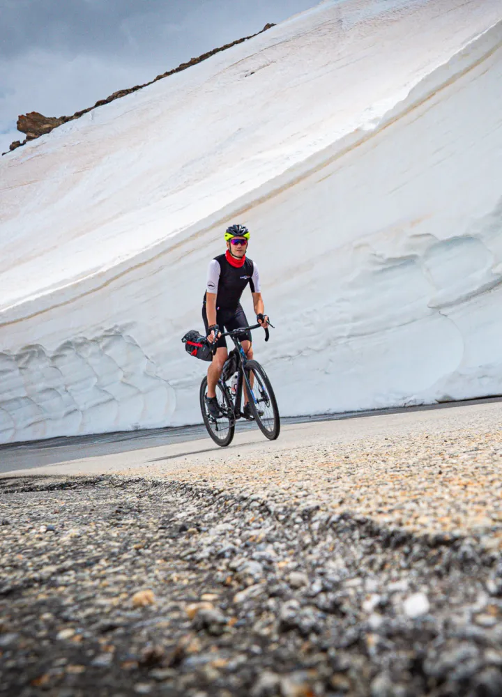 Ciclisti muri di neve galibier