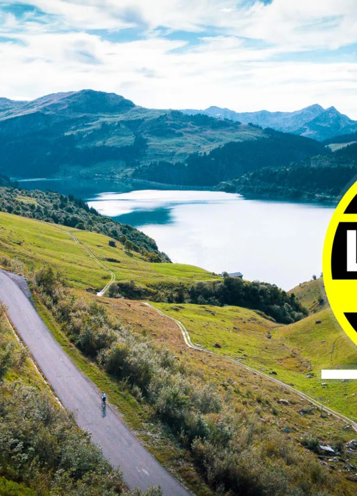 foto del lago di roselend in bicicletta con il logo dell'etape du tour