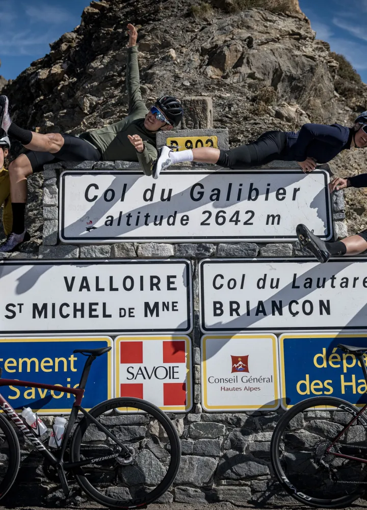gruppo di ciclisti in cima al Col du Galibier