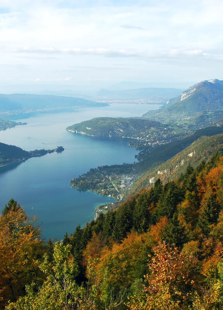 Le acque cristalline del lago di Annecy
