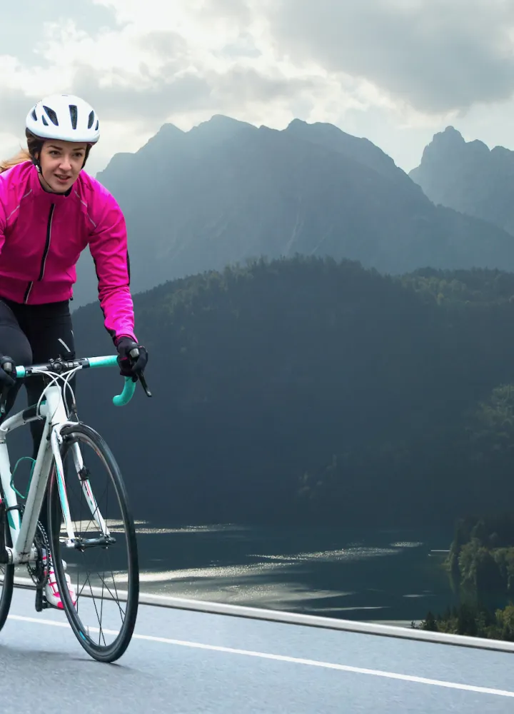 Attraversare le Alpi in bicicletta sotto la pioggia