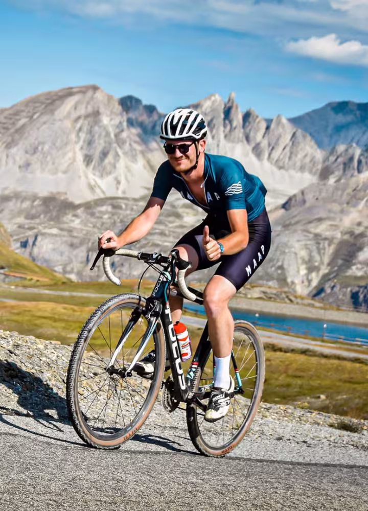 Cyclistes sur Route des Grandes Alpes à vélo et VAE