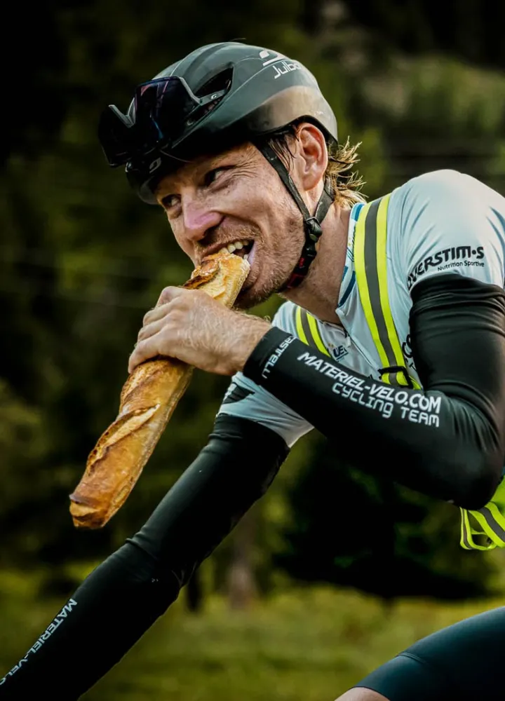 Cycliste sur Route des Grandes Alpes à vélo et VAE