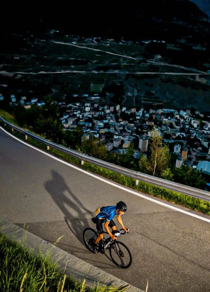 Cycliste sur Route des Grandes Alpes à vélo et VAE