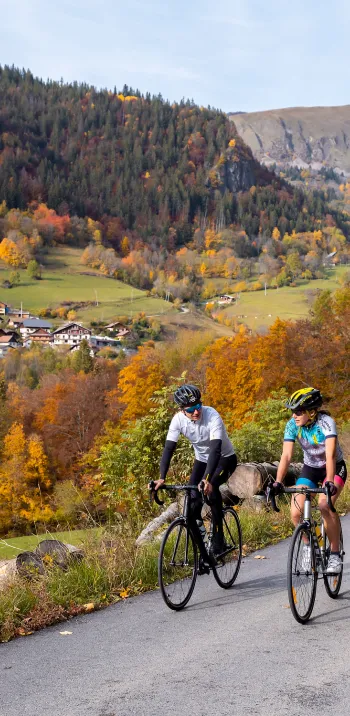 062-25102020-2020_IAM_CYCLOTOURISTES_COL EPINE SERRAVAL┬®Tristan Shu - Montagne di Annecy.jpg