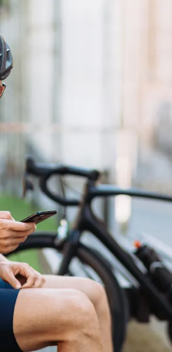 Cycliste avec téléphone.jpg
