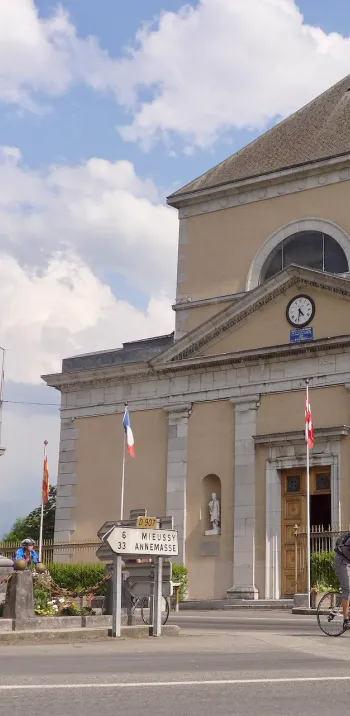 Ciclisti davanti alla chiesa di Saint-Jean-Baptiste a Taninges
