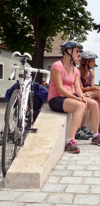 Gruppo in partenza dalla Route des Grandes Alpes in bicicletta