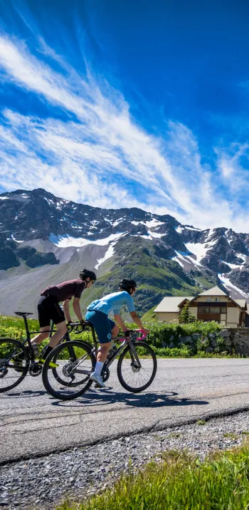 Ciclisti sul Col du Lautaret sulla Route des Grandes Alpes