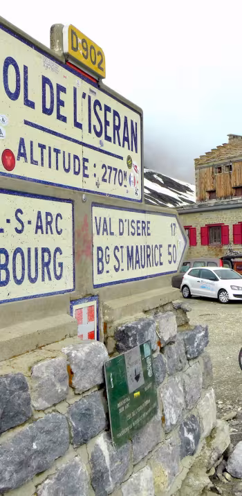In bicicletta fino alla cima del Col de l'Iseran, il passo più alto d'Europa e il Santo Graal dei ciclisti.