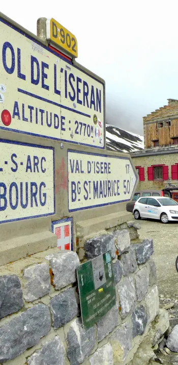 In bicicletta fino alla cima del Col de l'Iseran, il passo più alto d'Europa e il Santo Graal dei ciclisti.