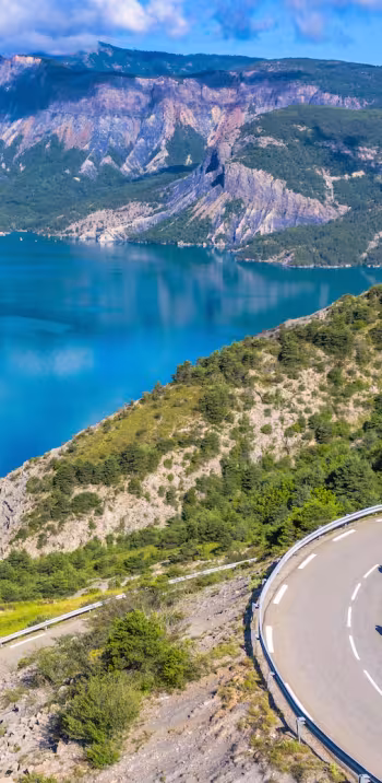 Lago di Serre-Ponçon a Sauze-du-Lac