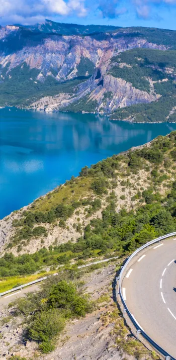Lago di Serre-Ponçon a Sauze-du-Lac