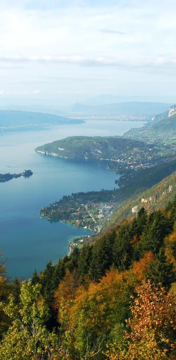 Le acque cristalline del lago di Annecy