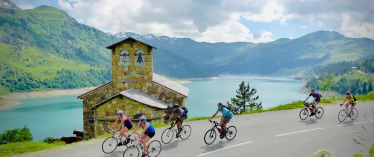 Cappella e lago Roselend