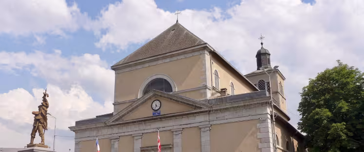 Ciclisti davanti alla chiesa di Saint-Jean-Baptiste a Taninges