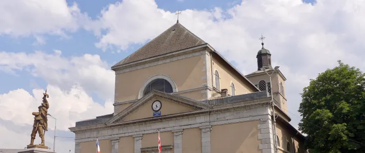 Ciclisti davanti alla chiesa di Saint-Jean-Baptiste a Taninges