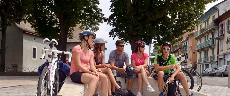 Gruppo in partenza dalla Route des Grandes Alpes in bicicletta