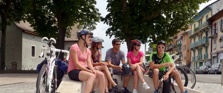 Gruppo in partenza dalla Route des Grandes Alpes in bicicletta