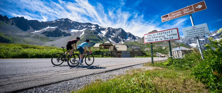 Ciclisti sul Col du Lautaret sulla Route des Grandes Alpes