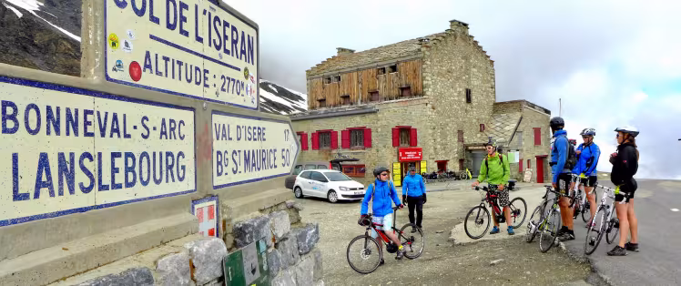 In bicicletta fino alla cima del Col de l'Iseran, il passo più alto d'Europa e il Santo Graal dei ciclisti.
