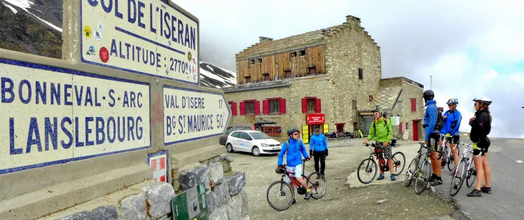 In bicicletta fino alla cima del Col de l'Iseran, il passo più alto d'Europa e il Santo Graal dei ciclisti.