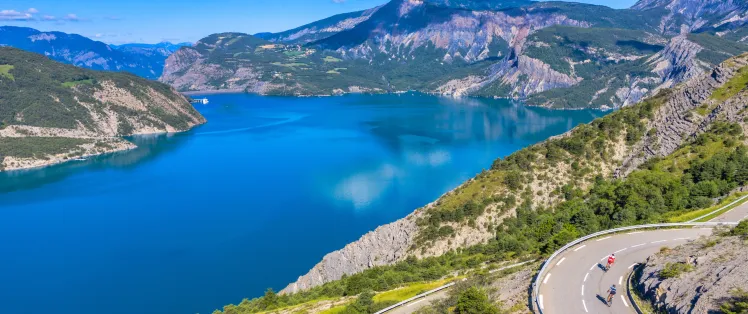 Lago di Serre-Ponçon a Sauze-du-Lac