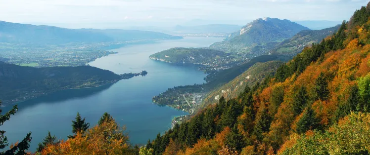 Le acque cristalline del lago di Annecy